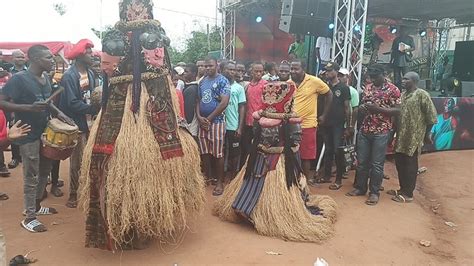  Suya! En kryddig och rökt köttfestival från Nigerias pulserande Nnewi